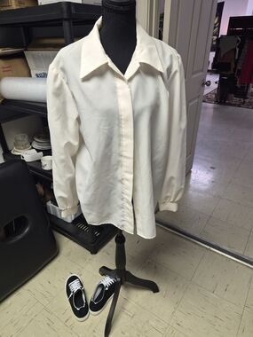 Classic Woman White Button-Up Shirt